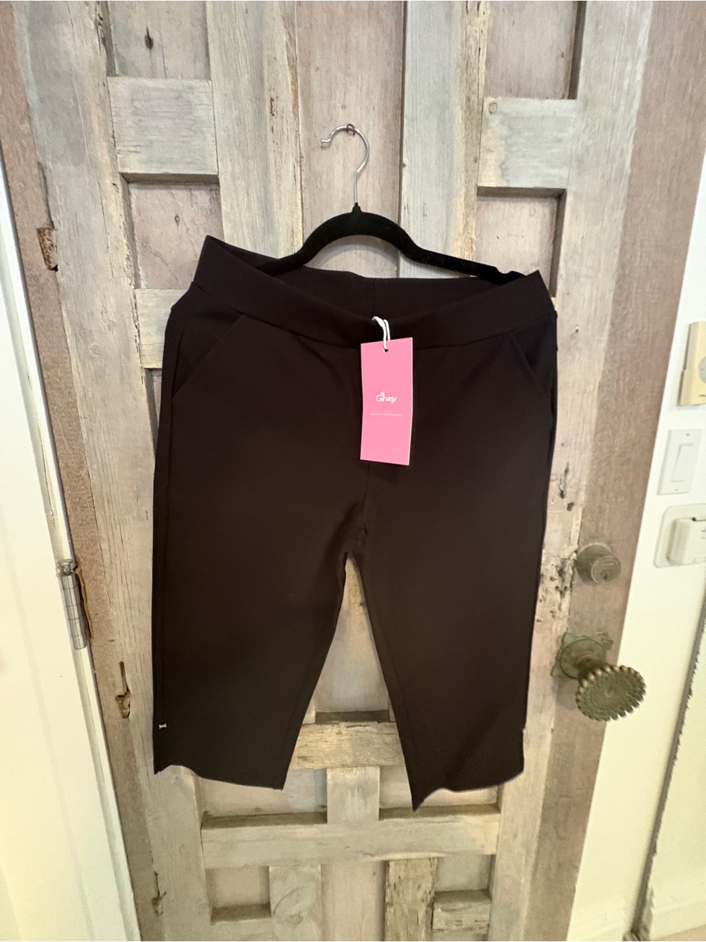 Black Cropped Ponte Pull-On Pants nwt,side pockets, rhinestone bow detail .